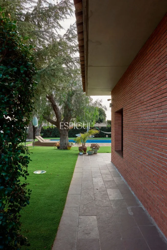 Spectacular House on a Large Plot with Garden and Pool