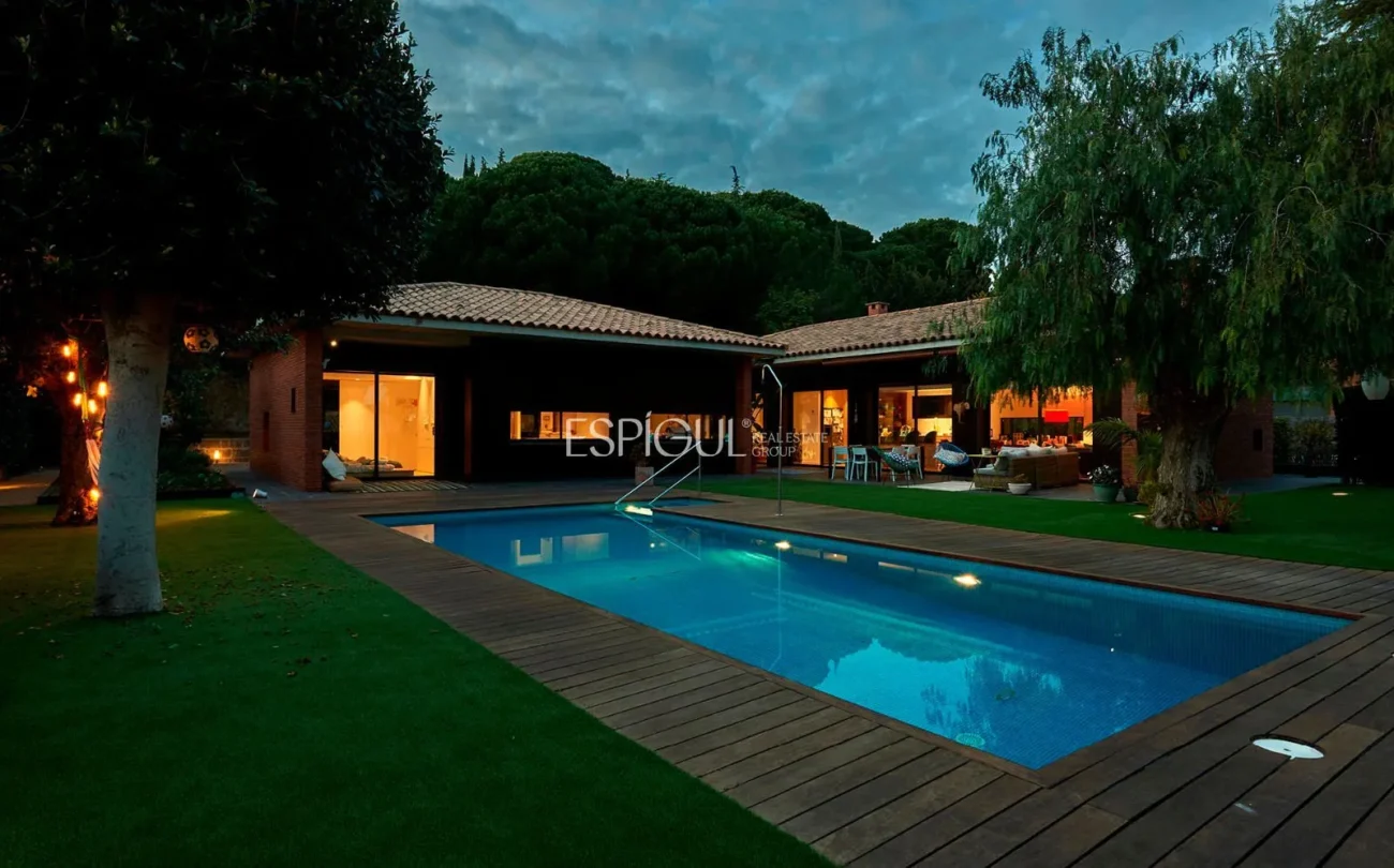 Spectacular House on a Large Plot with Garden and Pool