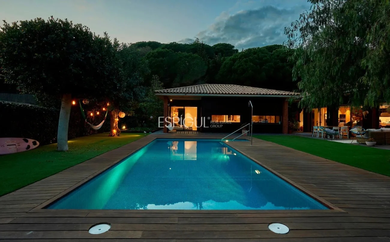 Spectacular House on a Large Plot with Garden and Pool