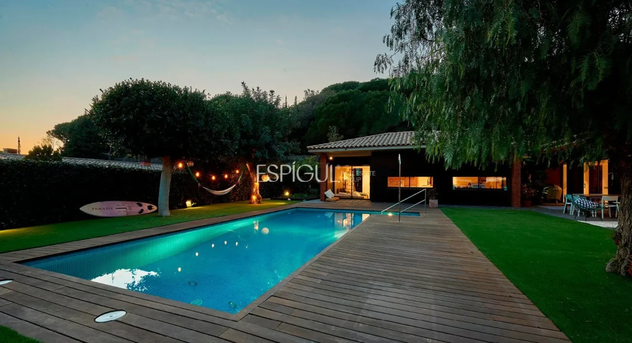 Spectacular House on a Large Plot with Garden and Pool