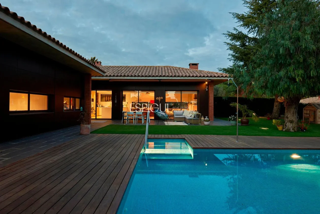 Spectacular House on a Large Plot with Garden and Pool