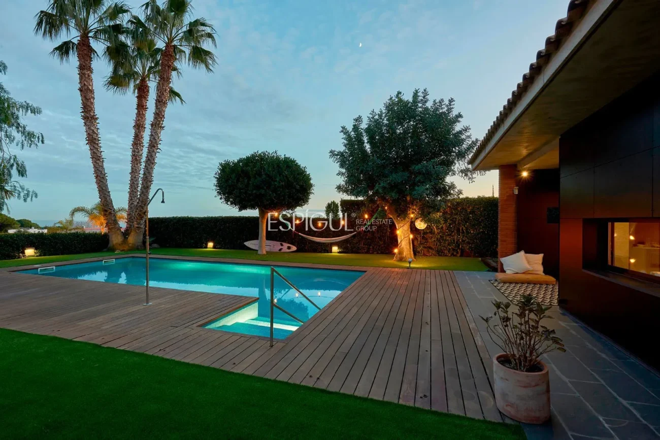 Spectacular House on a Large Plot with Garden and Pool