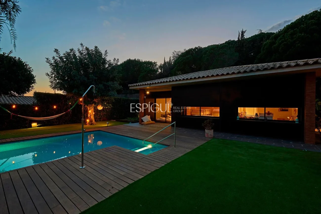 Spectacular House on a Large Plot with Garden and Pool