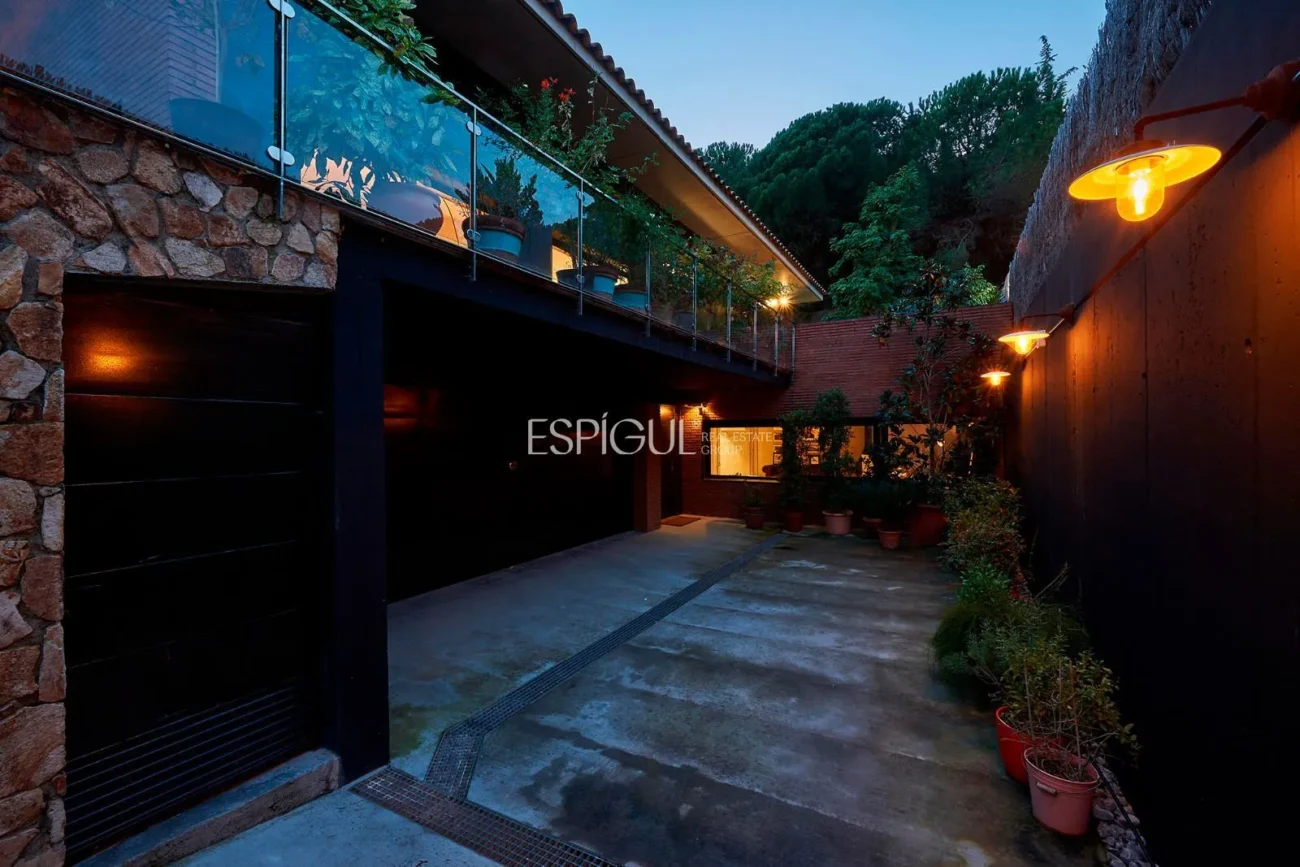 Spectacular House on a Large Plot with Garden and Pool
