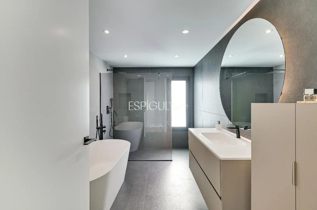 Эксклюзивный дом с видом на море и частным бассейном в Санта-Сусанне