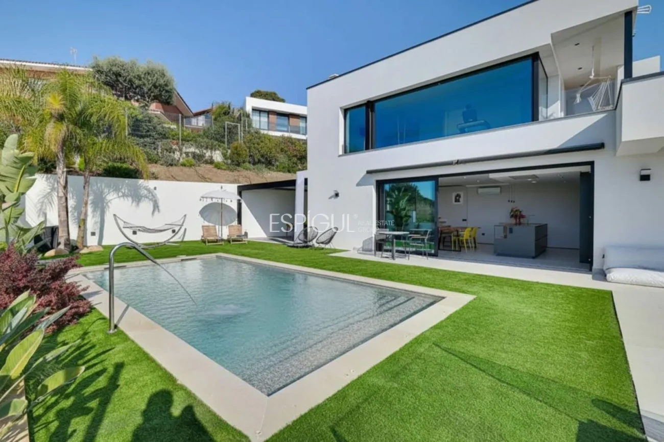 Exclusiva casa amb vistes al mar i piscina privada a Santa Susanna