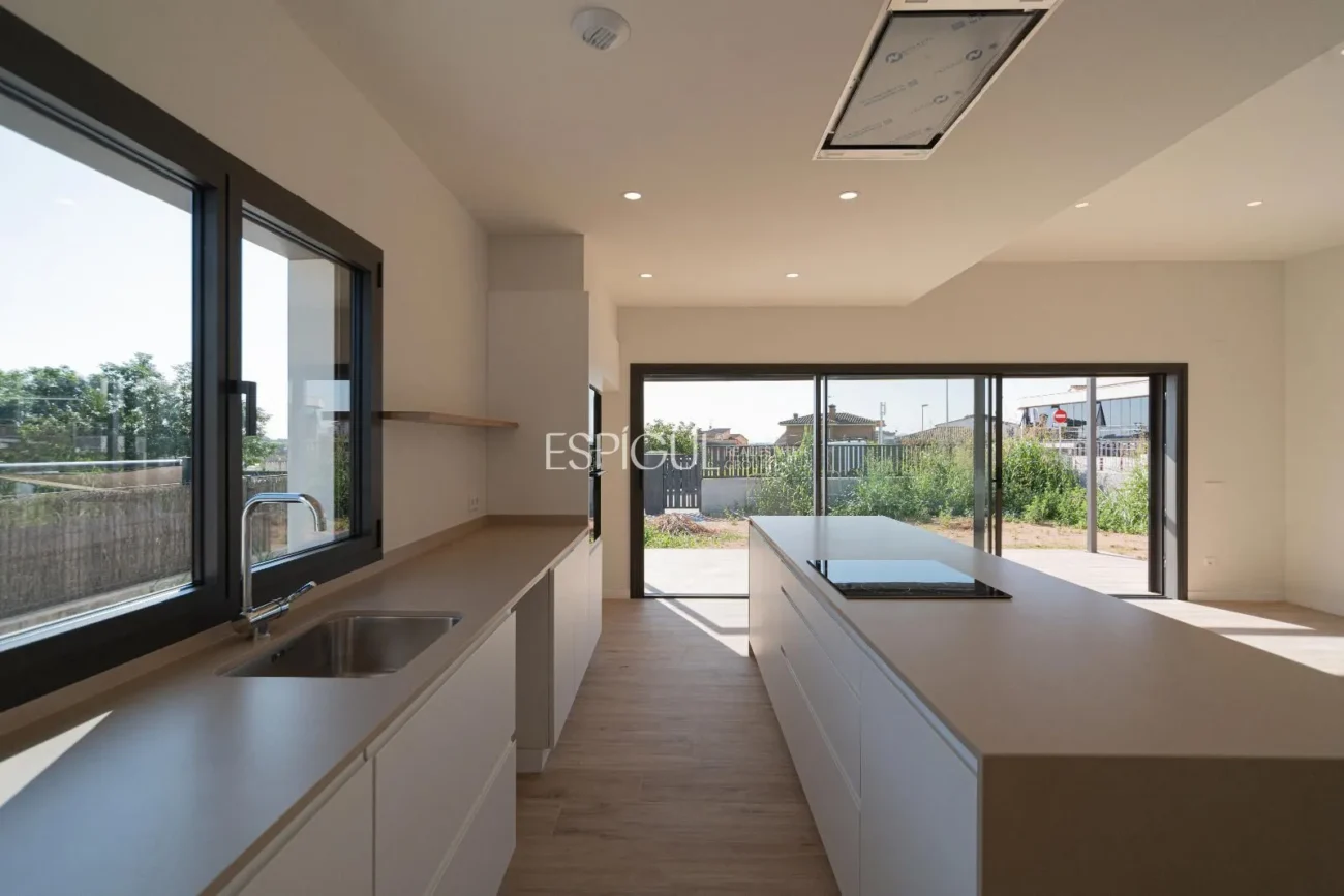 Exclusiva casa d’obra nova en planta baixa amb jardí a Banyoles