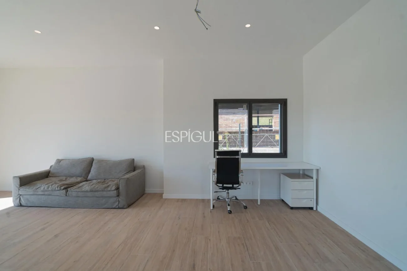 Exclusiva casa d’obra nova en planta baixa amb jardí a Banyoles