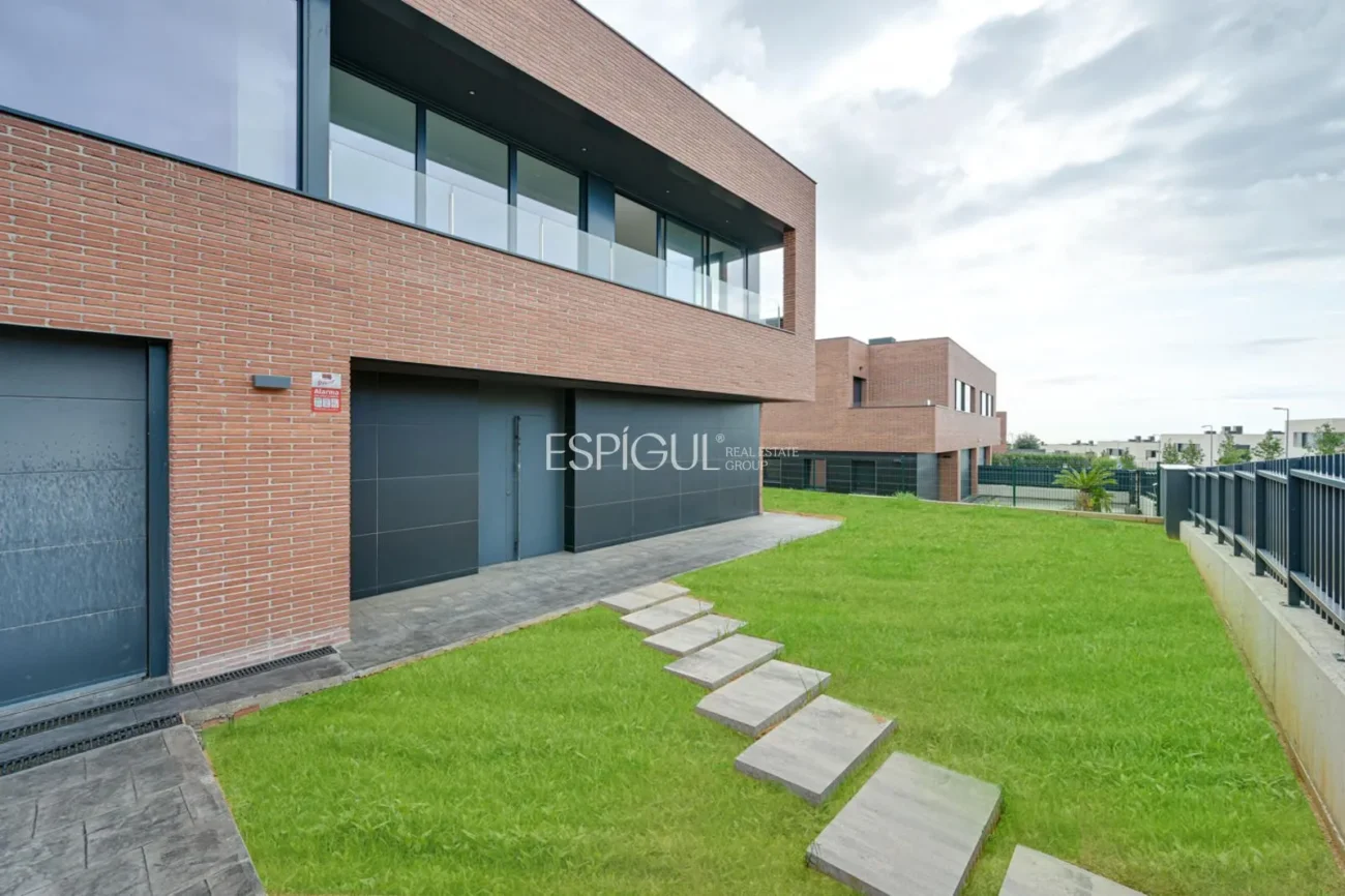 Exklusives Neubauhaus mit privatem Pool zur Miete in Can Quirze, Mataró