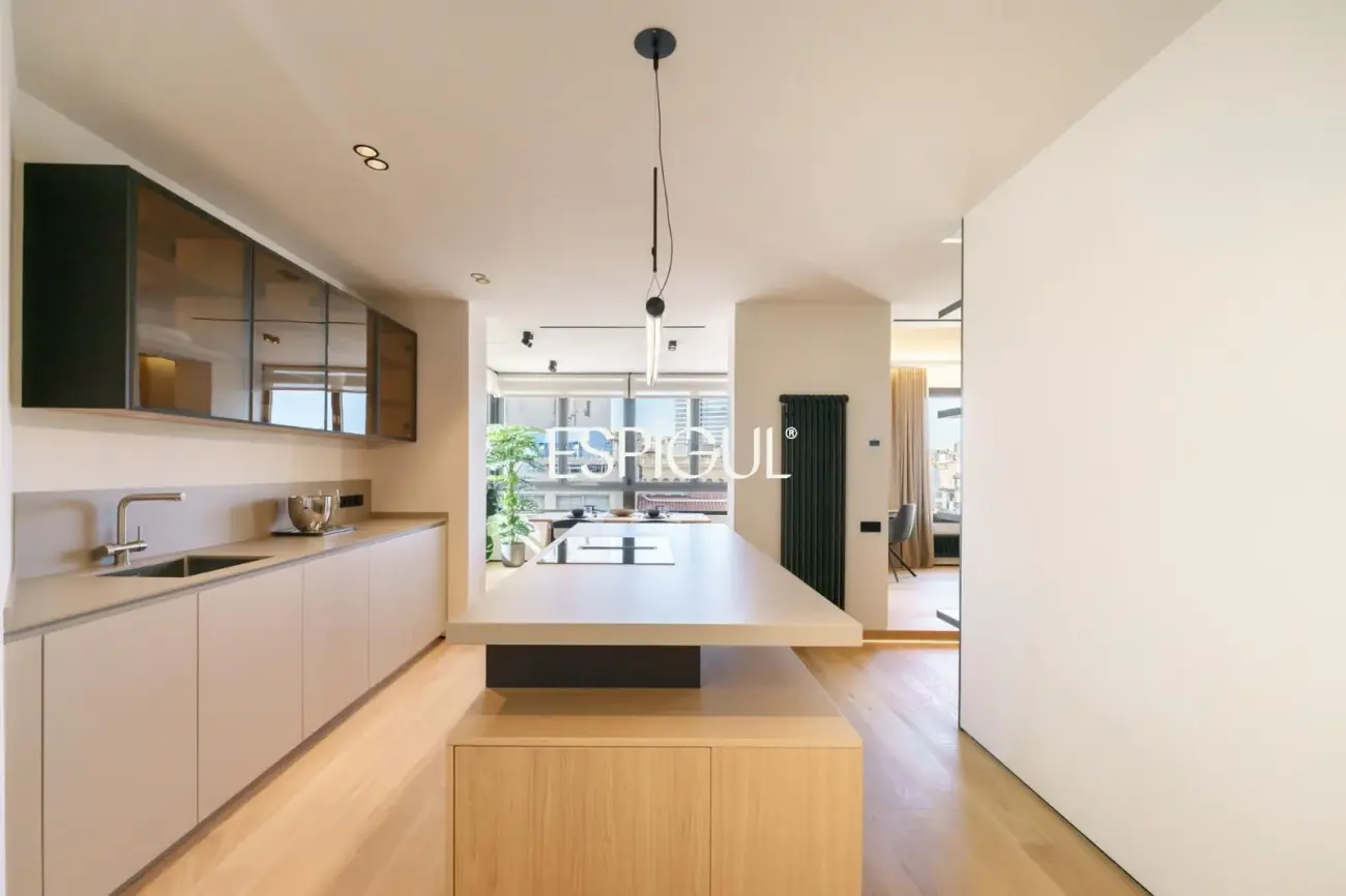 Exclusivo ático en venta con terraza en calle Muntaner, Barcelona