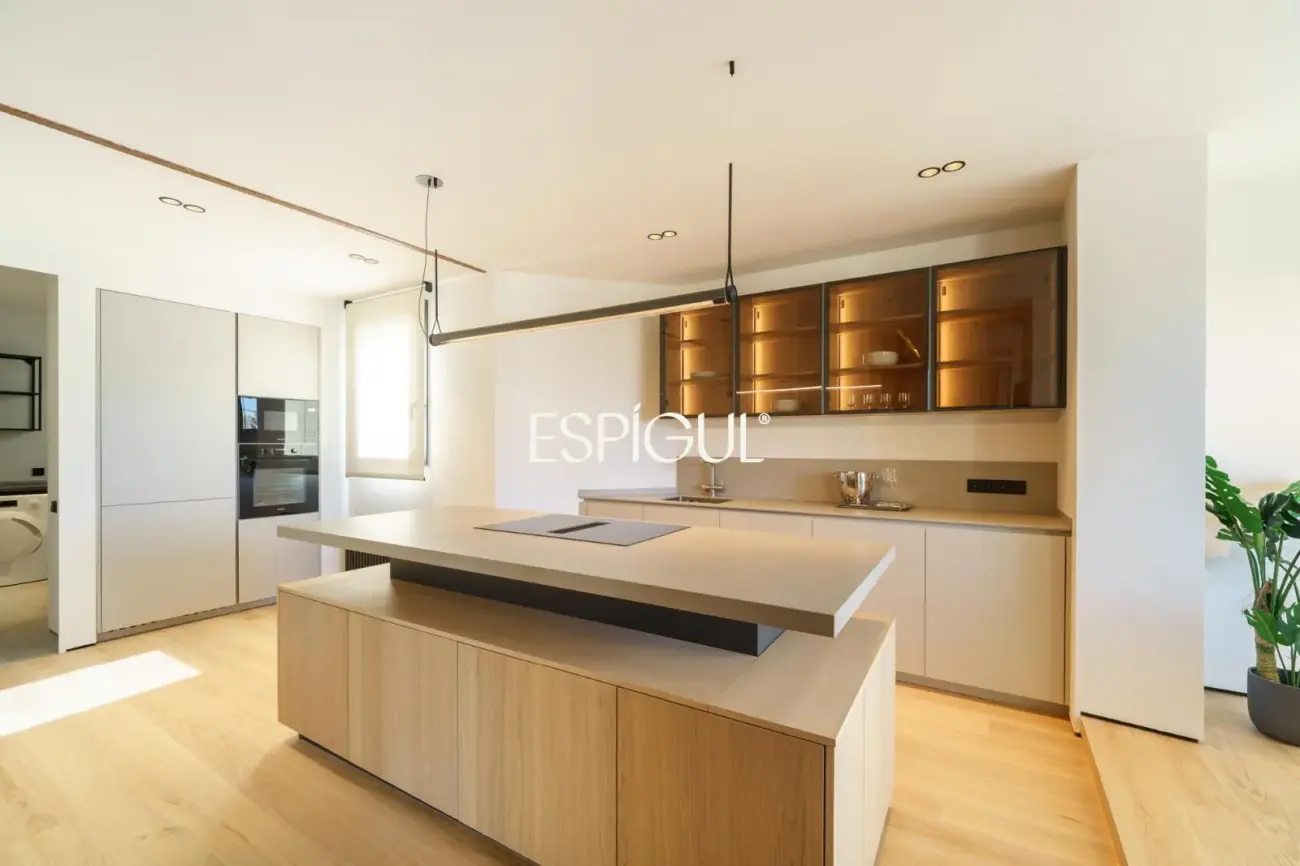 Exclusivo ático en venta con terraza en calle Muntaner, Barcelona