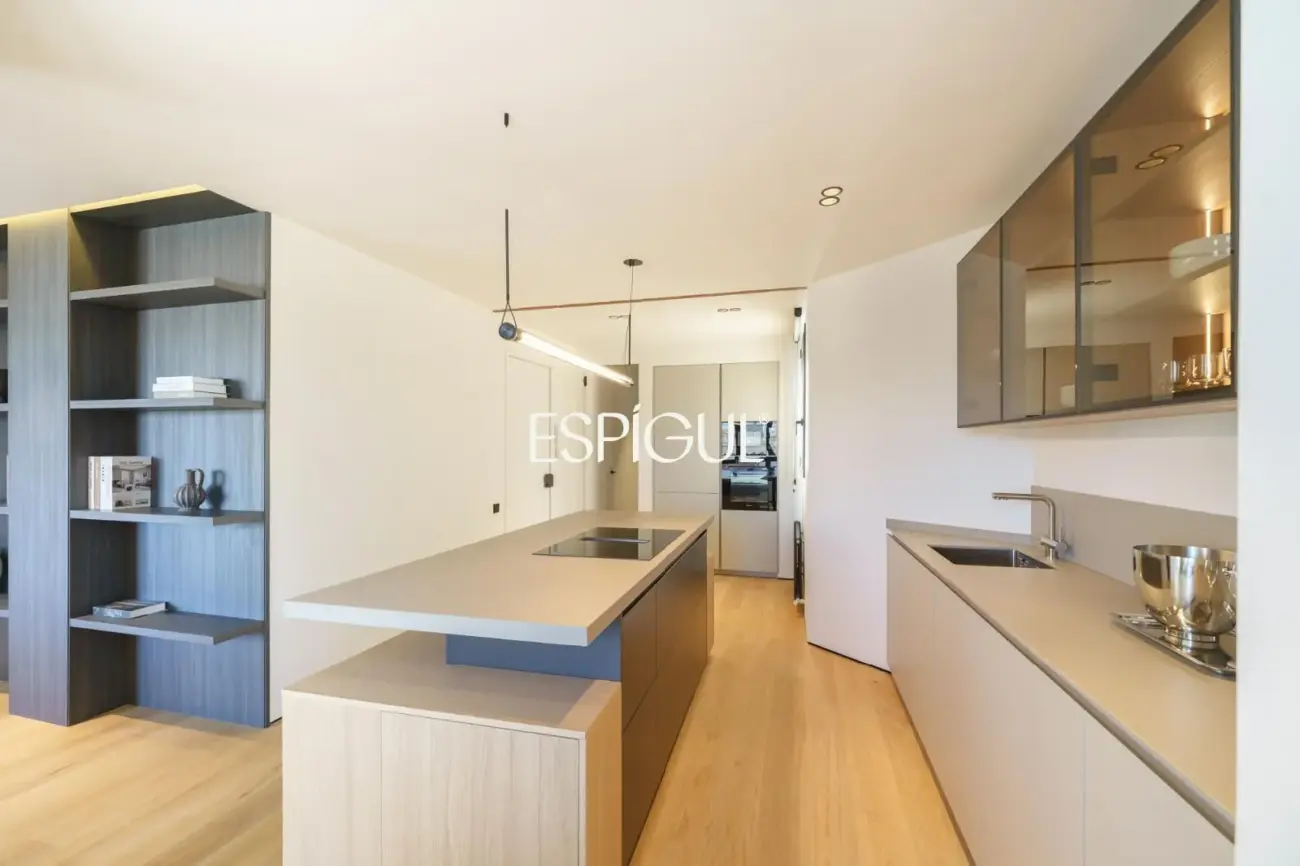 Exclusivo ático en venta con terraza en calle Muntaner, Barcelona