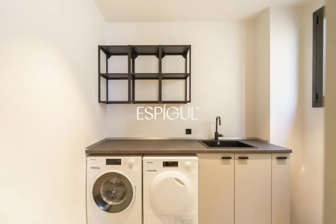 Exclusivo ático en venta con terraza en calle Muntaner, Barcelona
