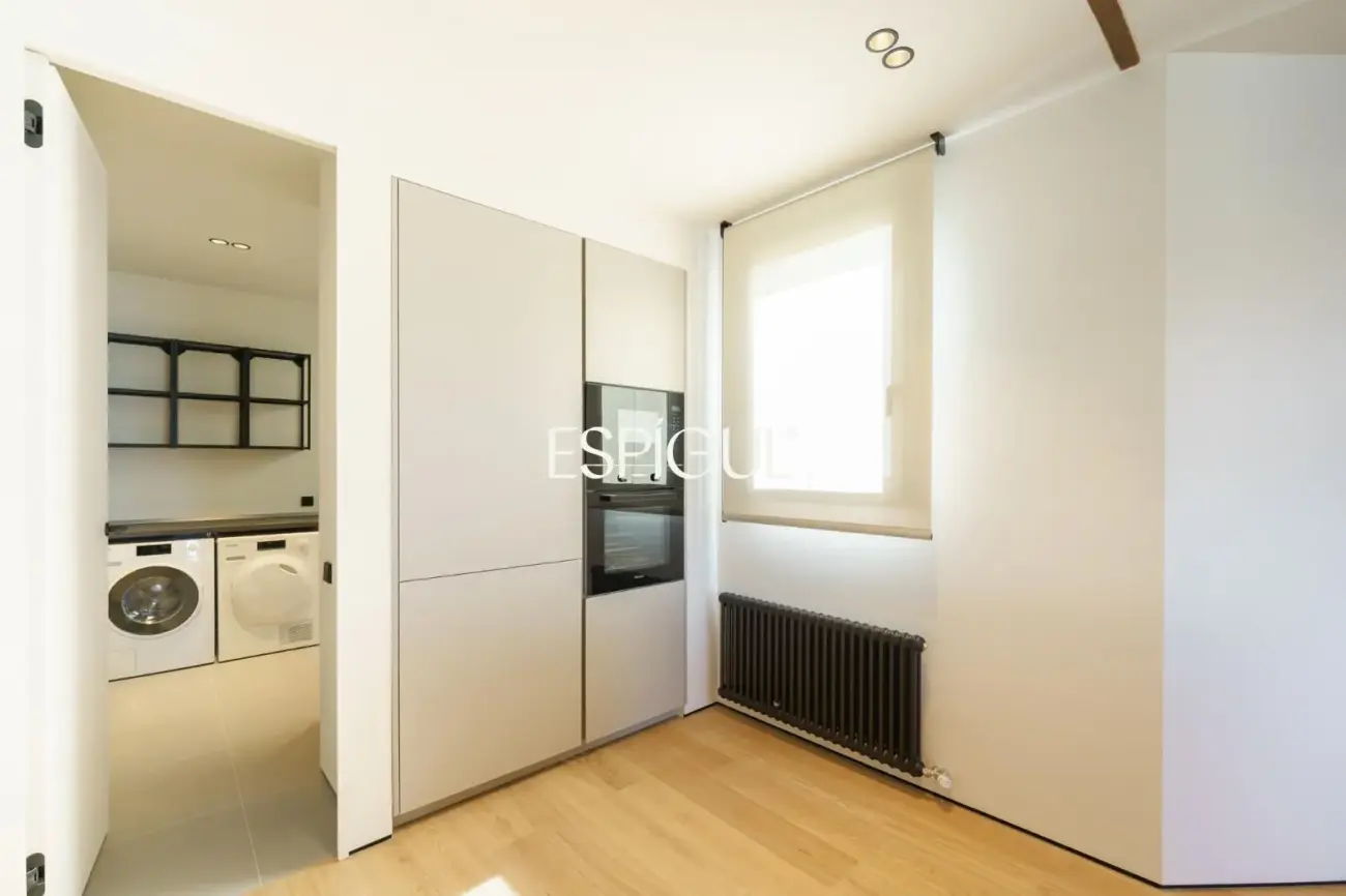 Exclusivo ático en venta con terraza en calle Muntaner, Barcelona
