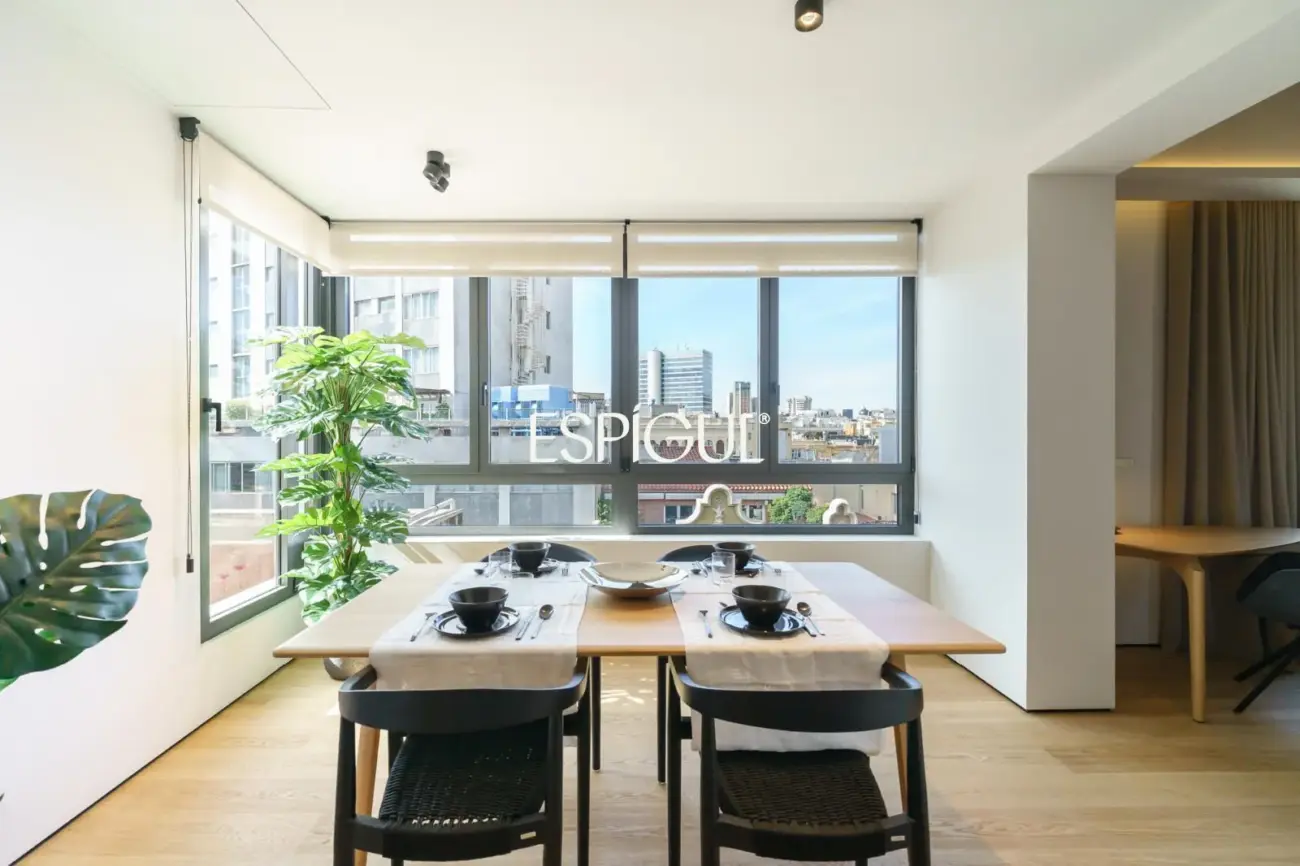 Exclusivo ático en venta con terraza en calle Muntaner, Barcelona