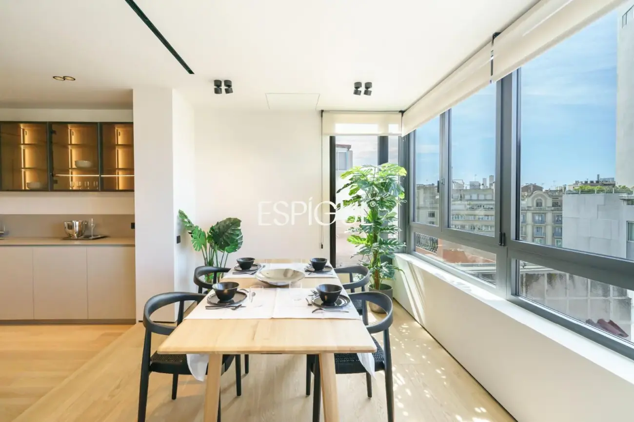 Exclusivo ático en venta con terraza en calle Muntaner, Barcelona