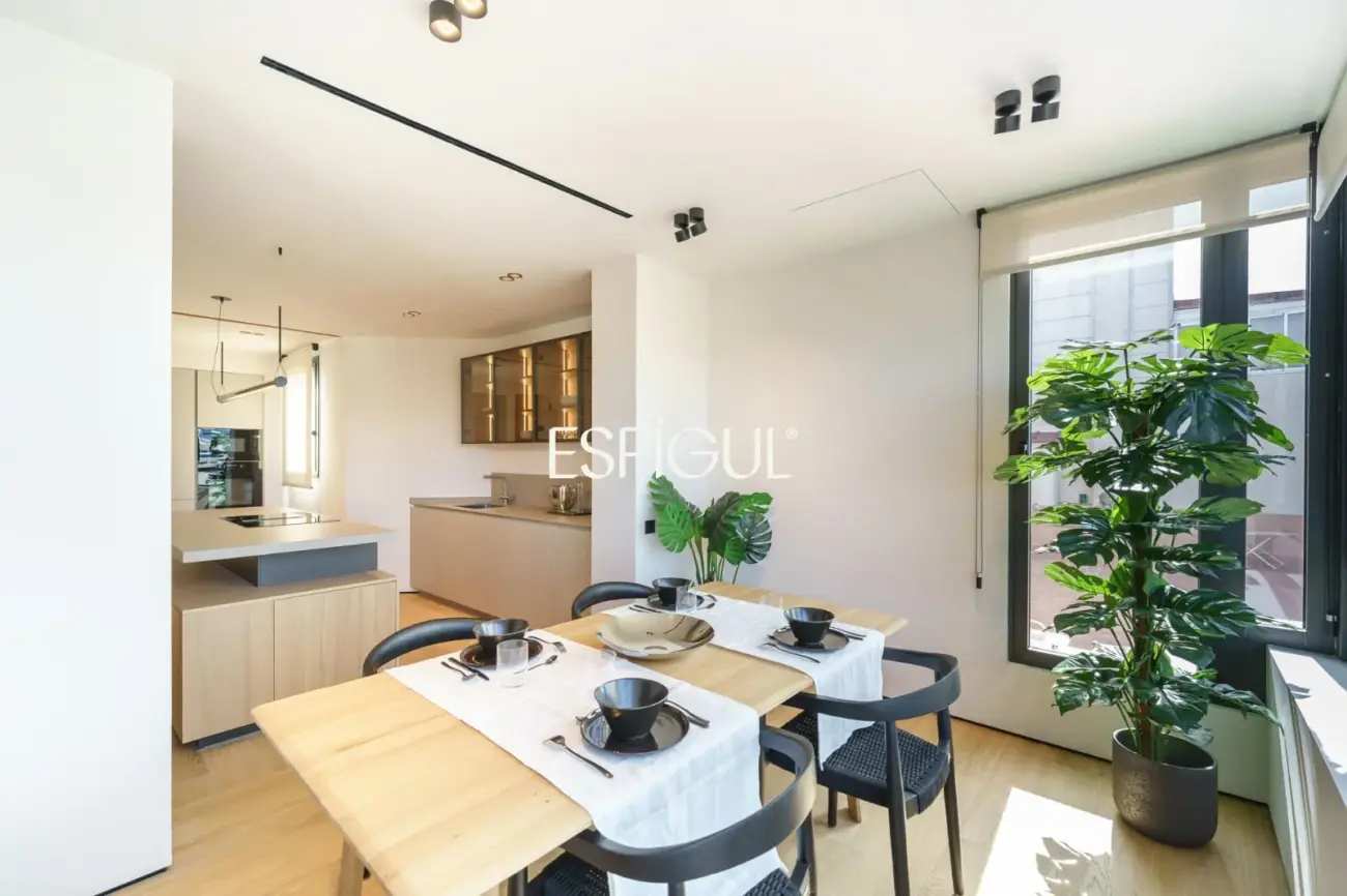 Exclusivo ático en venta con terraza en calle Muntaner, Barcelona