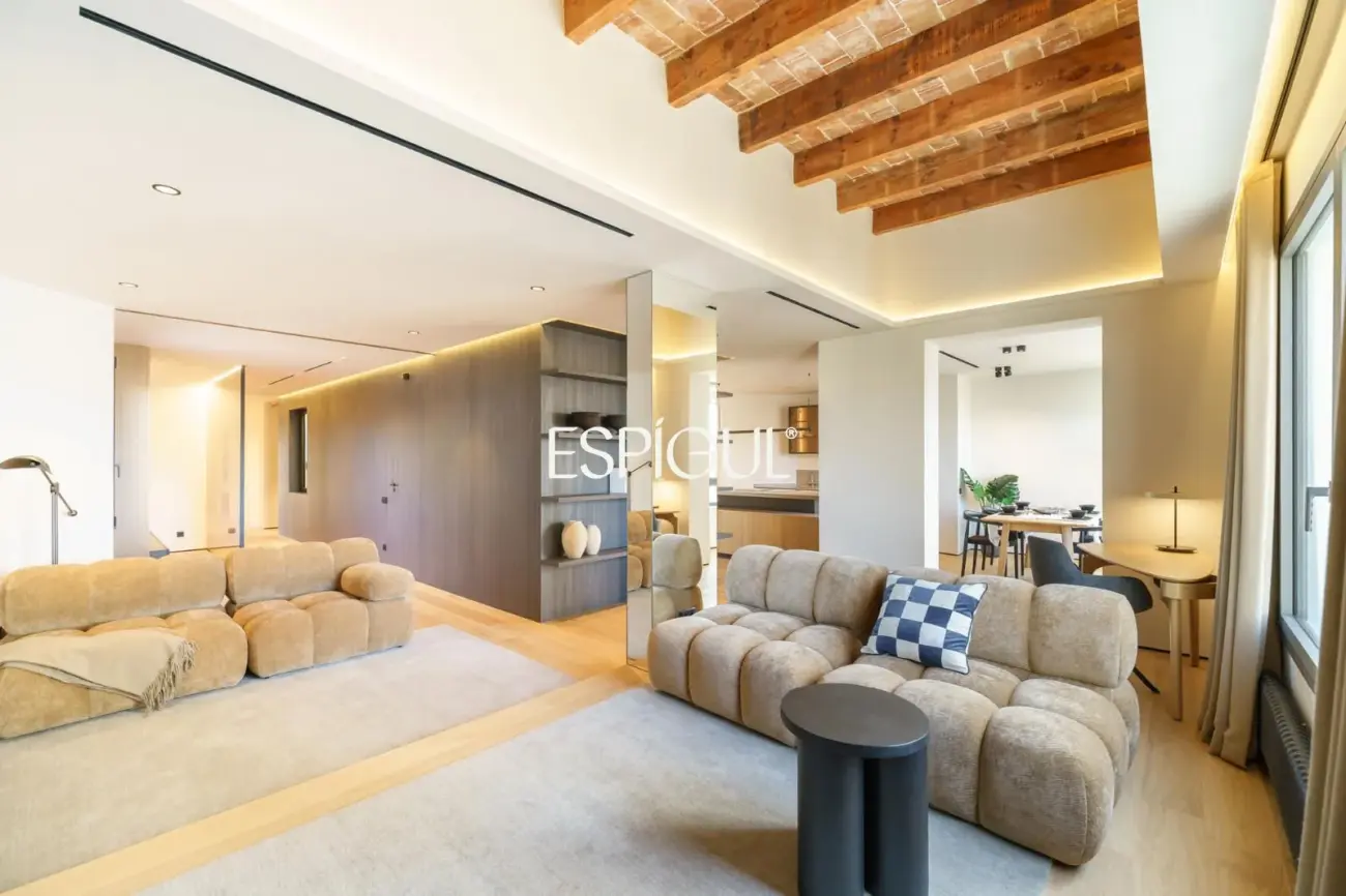Exclusivo ático en venta con terraza en calle Muntaner, Barcelona