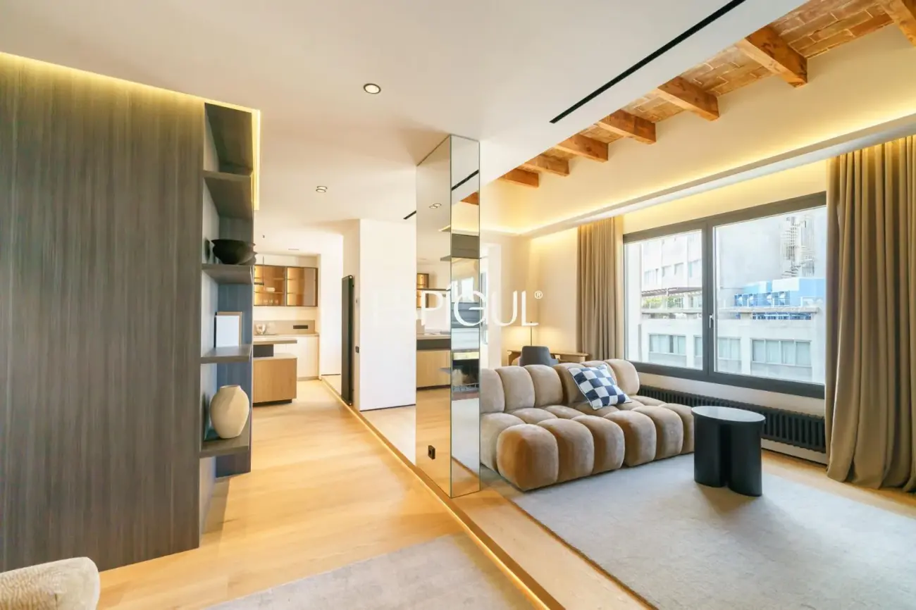 Exclusivo ático en venta con terraza en calle Muntaner, Barcelona