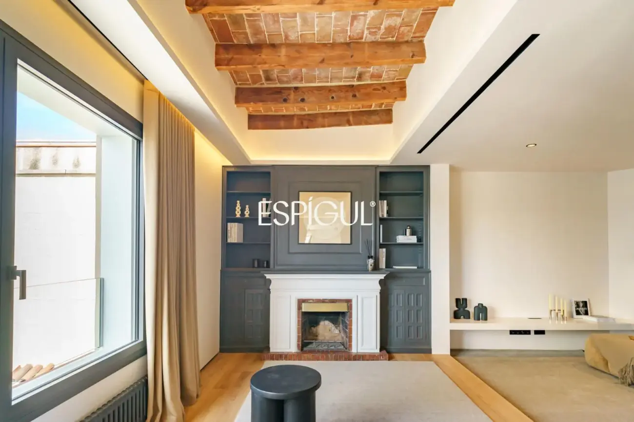Exclusivo ático en venta con terraza en calle Muntaner, Barcelona