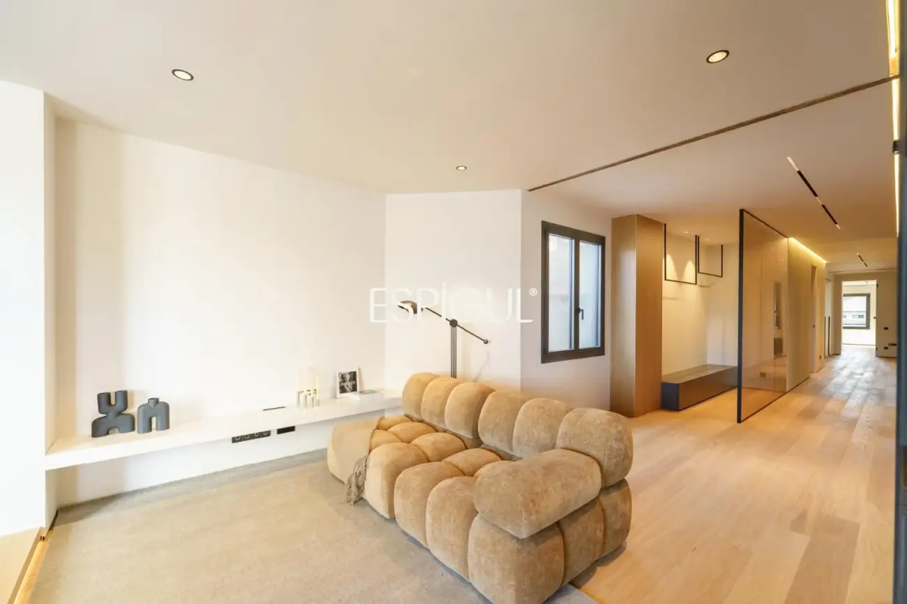 Exclusivo ático en venta con terraza en calle Muntaner, Barcelona