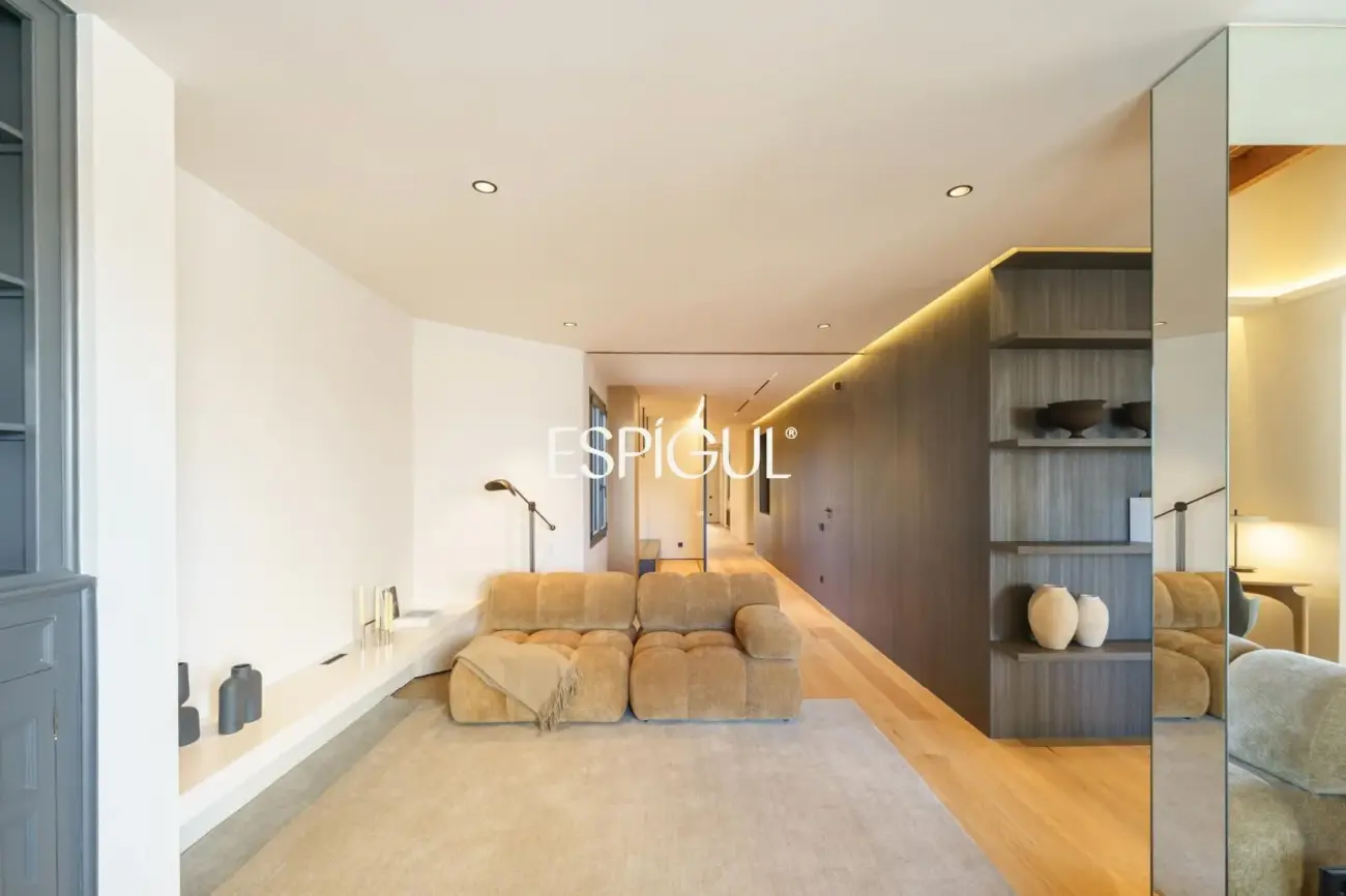Exclusivo ático en venta con terraza en calle Muntaner, Barcelona