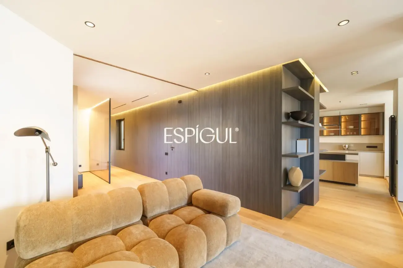 Exclusivo ático en venta con terraza en calle Muntaner, Barcelona