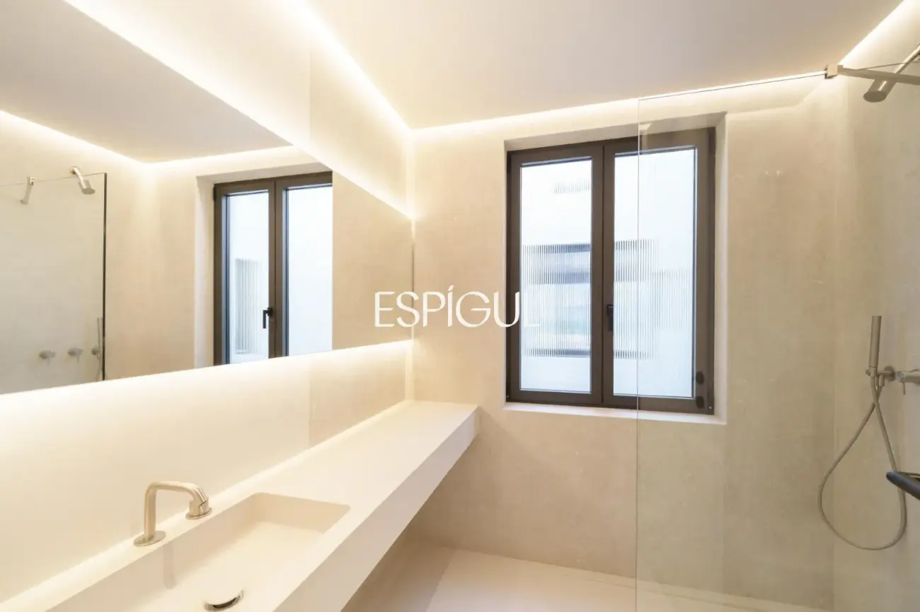 Exclusivo ático en venta con terraza en calle Muntaner, Barcelona