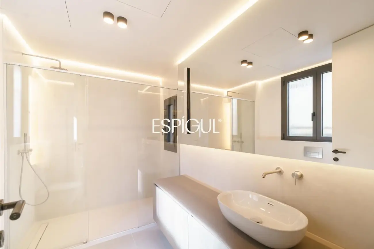 Exclusivo ático en venta con terraza en calle Muntaner, Barcelona
