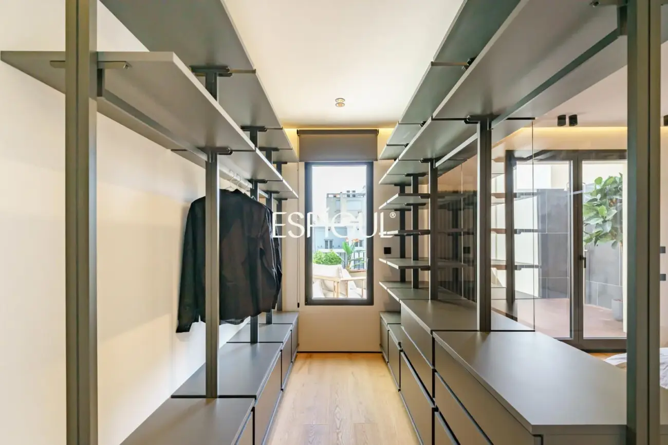 Exclusivo ático en venta con terraza en calle Muntaner, Barcelona