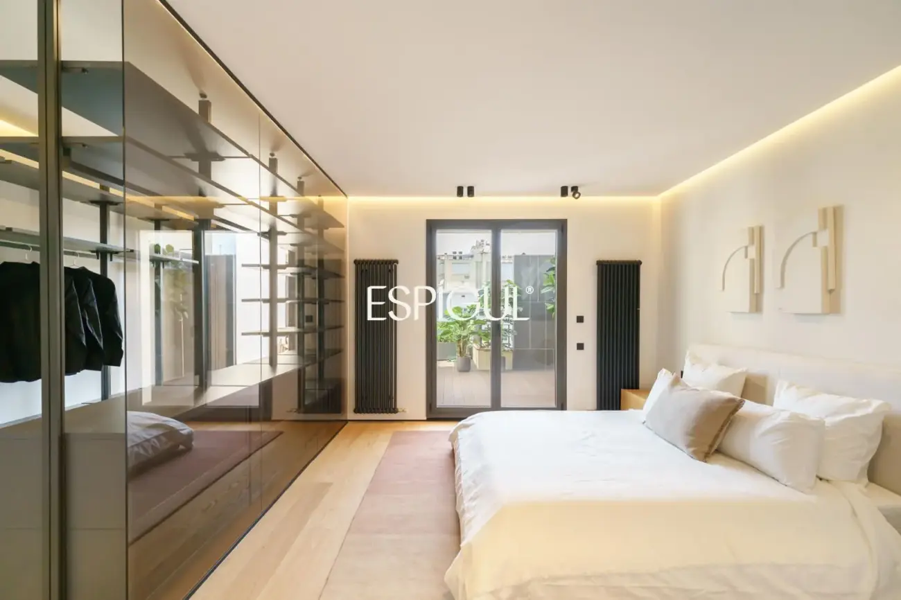 Exclusivo ático en venta con terraza en calle Muntaner, Barcelona