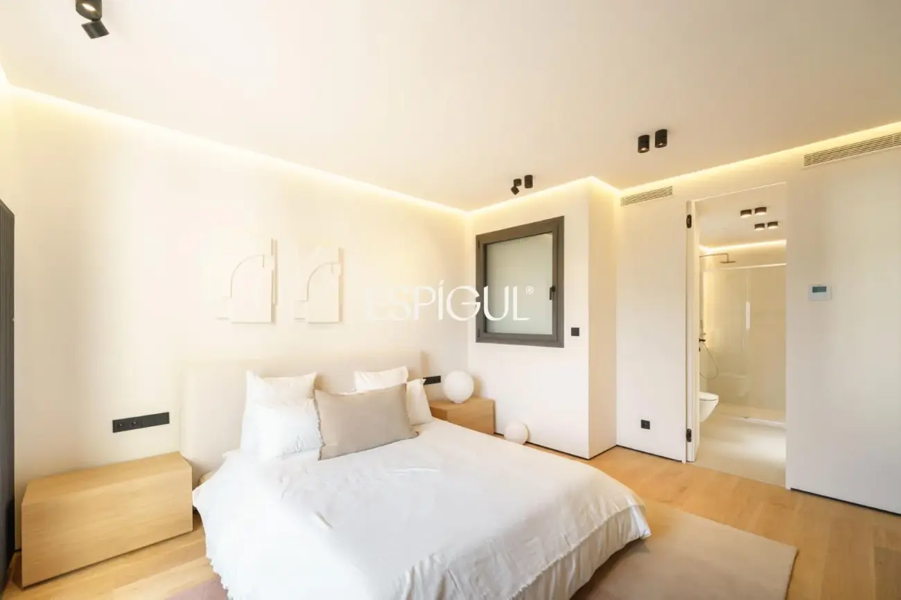 Exclusivo ático en venta con terraza en calle Muntaner, Barcelona