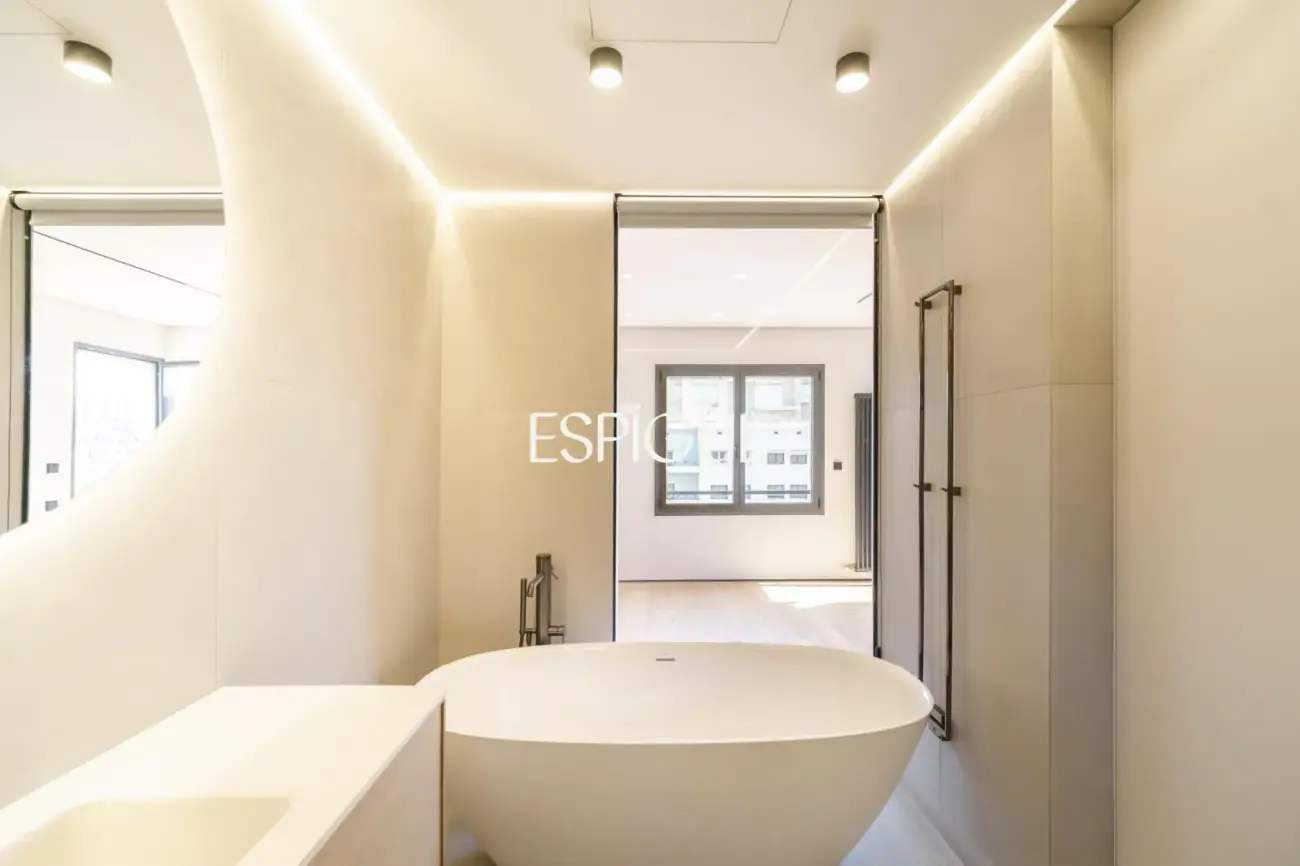 Exclusivo ático en venta con terraza en calle Muntaner, Barcelona