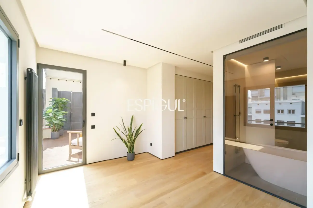 Exclusivo ático en venta con terraza en calle Muntaner, Barcelona