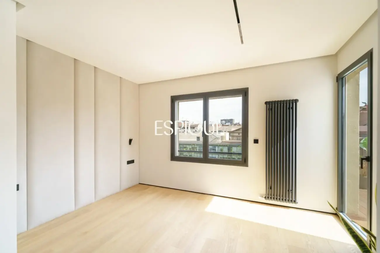 Exclusivo ático en venta con terraza en calle Muntaner, Barcelona