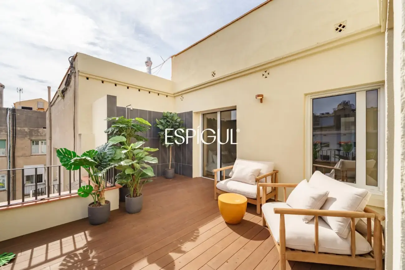 Exclusivo ático en venta con terraza en calle Muntaner, Barcelona