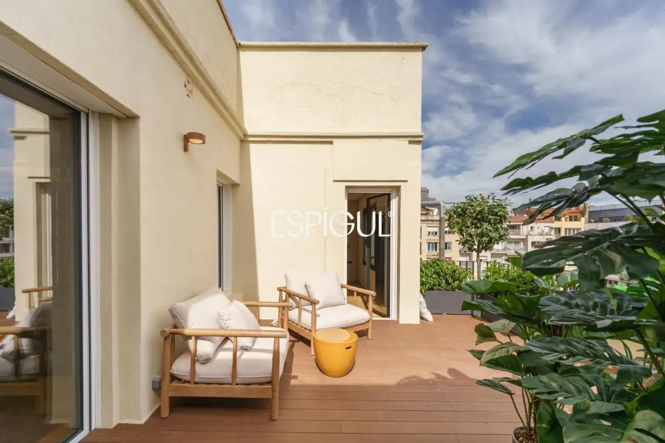Exclusivo ático en venta con terraza en calle Muntaner, Barcelona