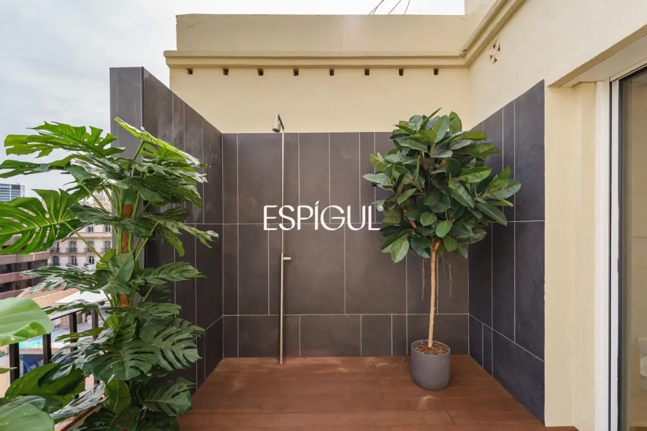 Exclusivo ático en venta con terraza en calle Muntaner, Barcelona