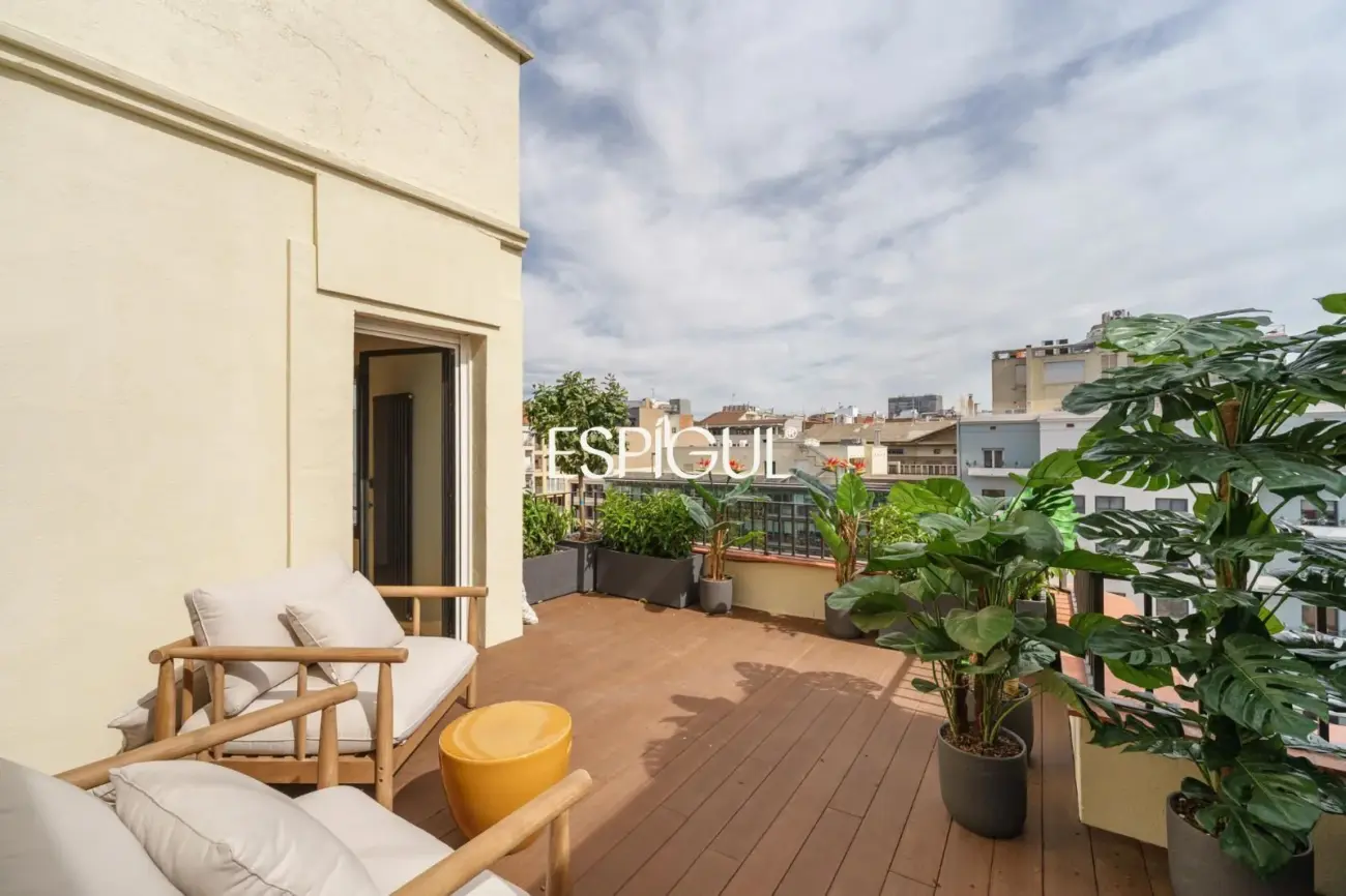 Exclusivo ático en venta con terraza en calle Muntaner, Barcelona