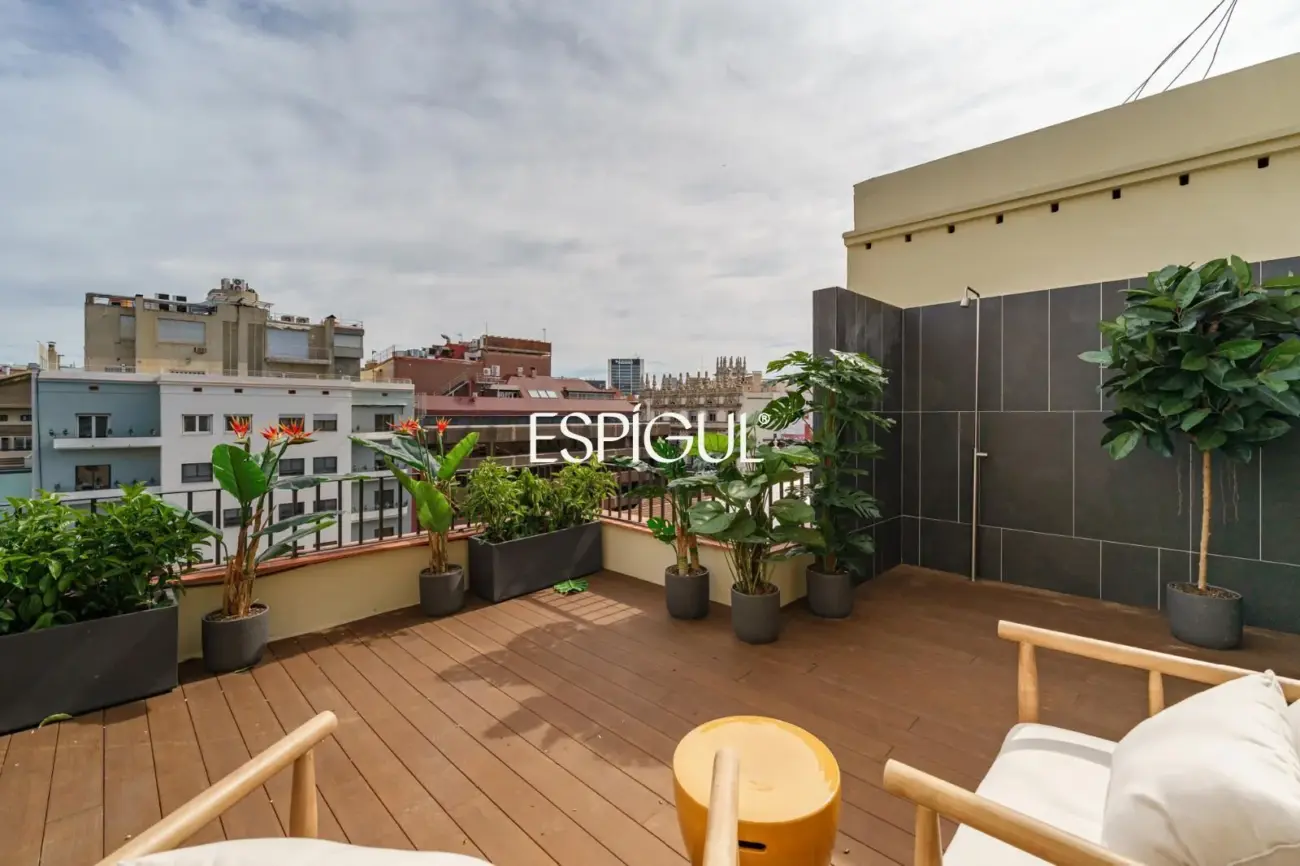 Exclusivo ático en venta con terraza en calle Muntaner, Barcelona