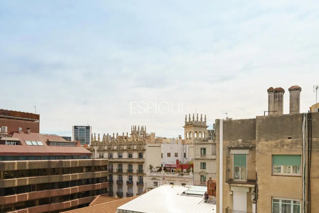 Exclusivo ático en venta con terraza en calle Muntaner, Barcelona