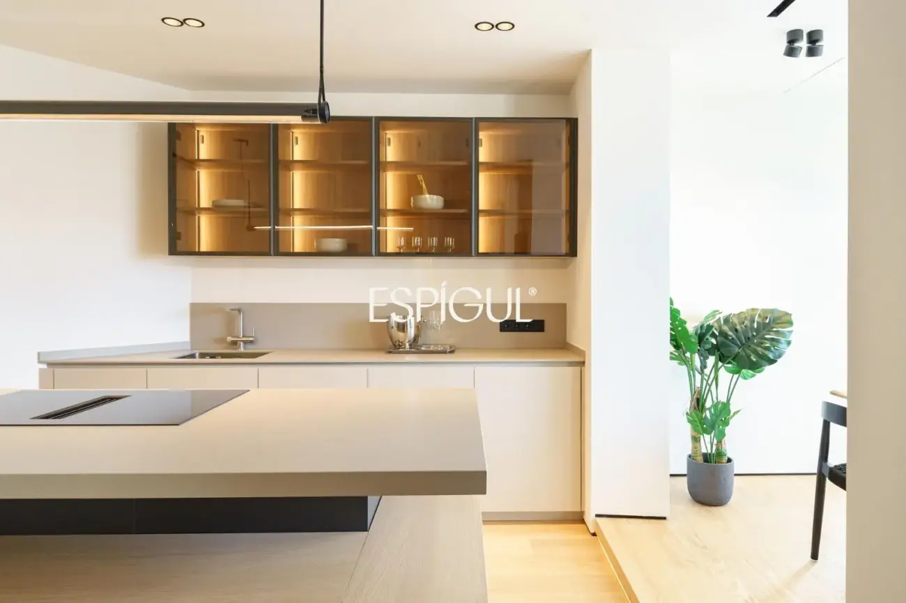 Exclusivo ático en venta con terraza en calle Muntaner, Barcelona