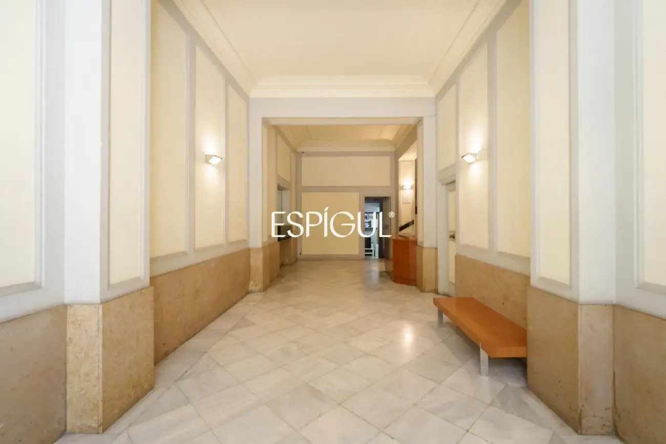 Exclusivo ático en venta con terraza en calle Muntaner, Barcelona