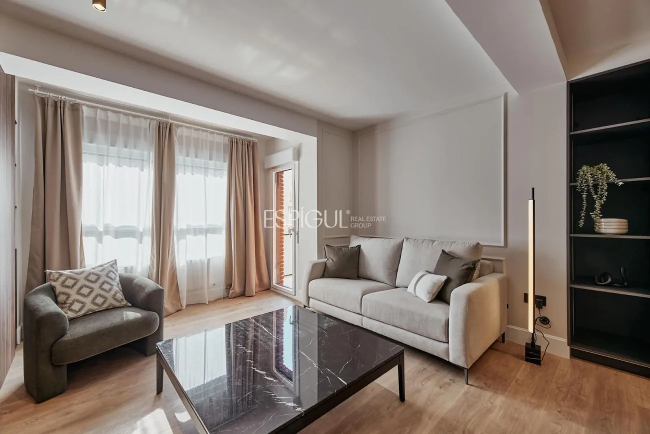 Exclusivo piso exterior en Calle Alcántar, Lista