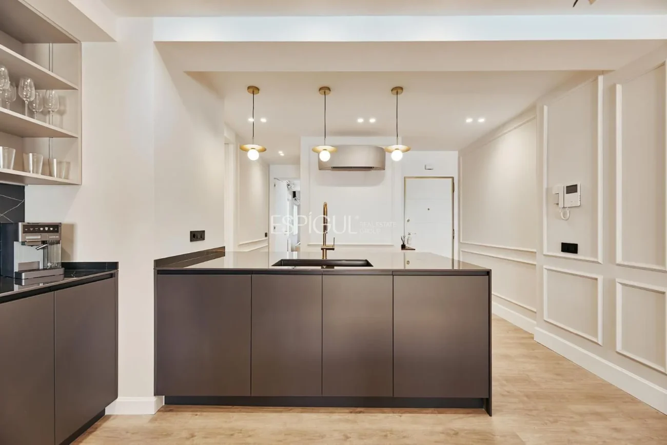 Exclusivo piso exterior en Calle Alcántar, Lista