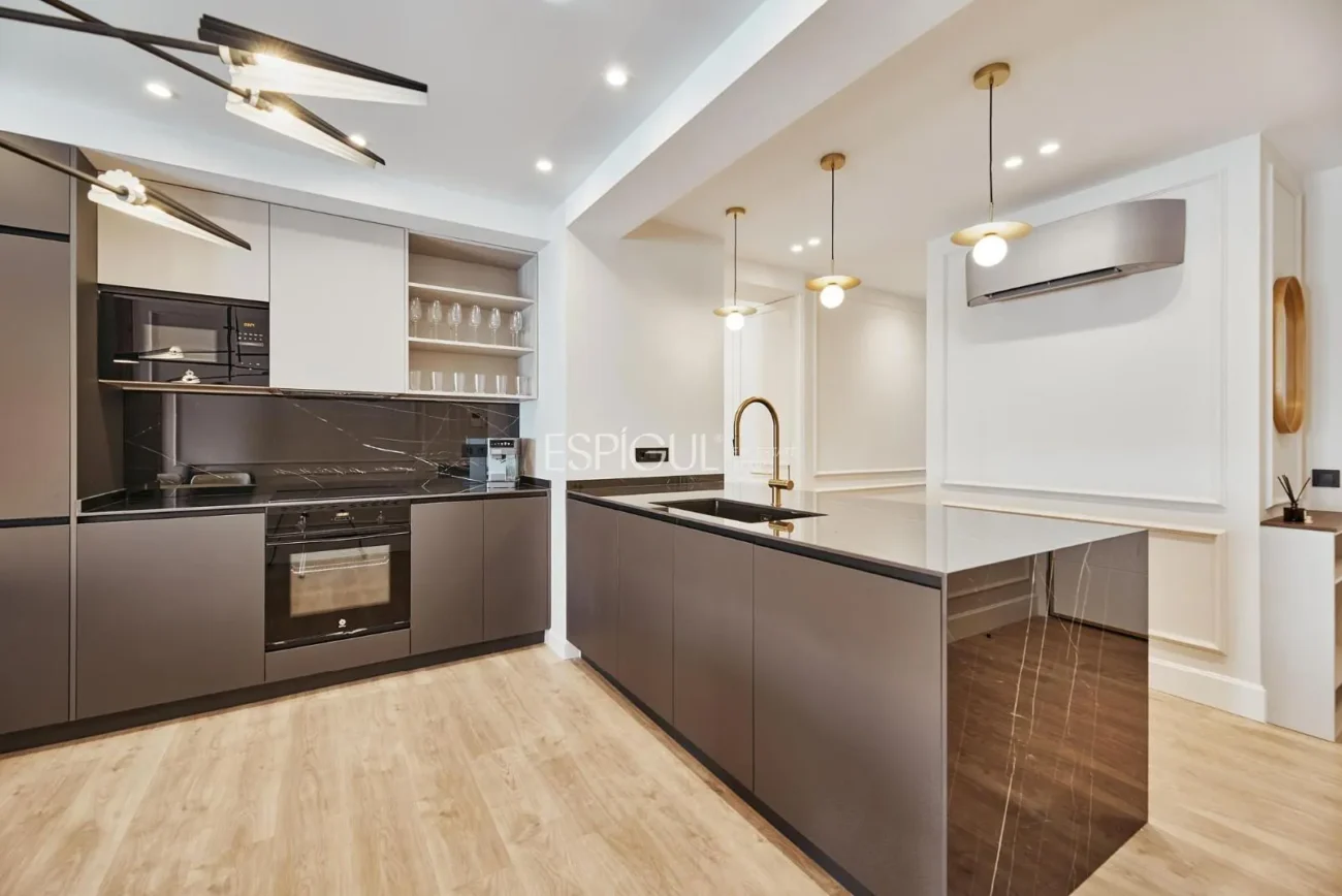 Exclusivo piso exterior en Calle Alcántar, Lista