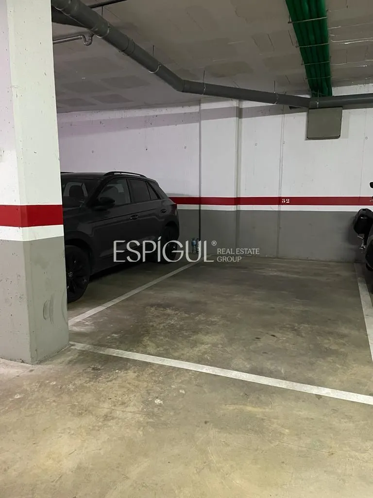 Fantástico parking a la altura del Hipercor de Girona, ¡a 15 minutos del centro!