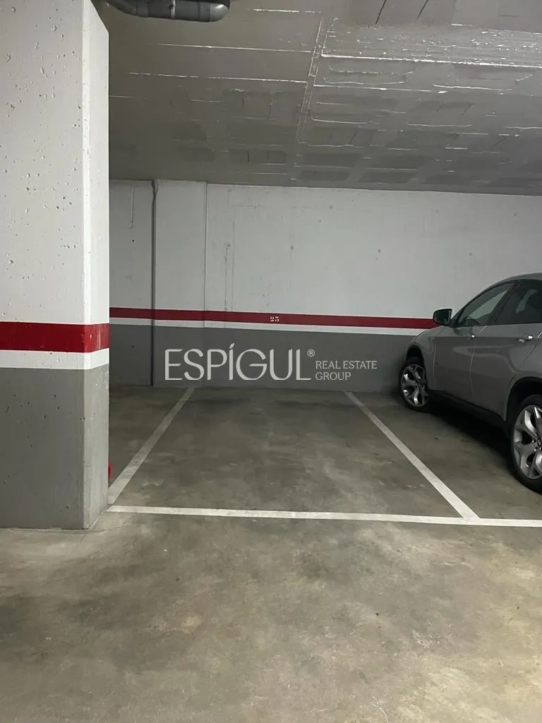 Fantástico parking a la altura del Hipercor de Girona, ¡a 15 minutos del centro!