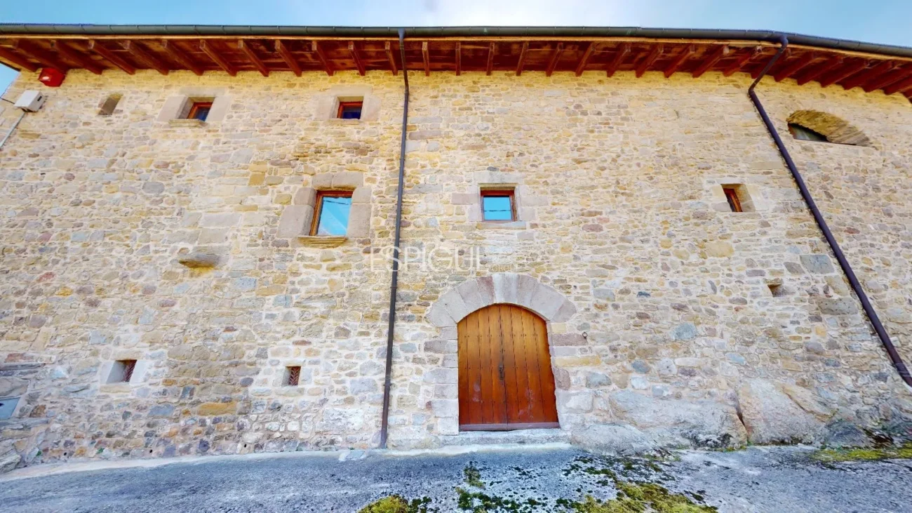 Masia totalment reformada amb encant
