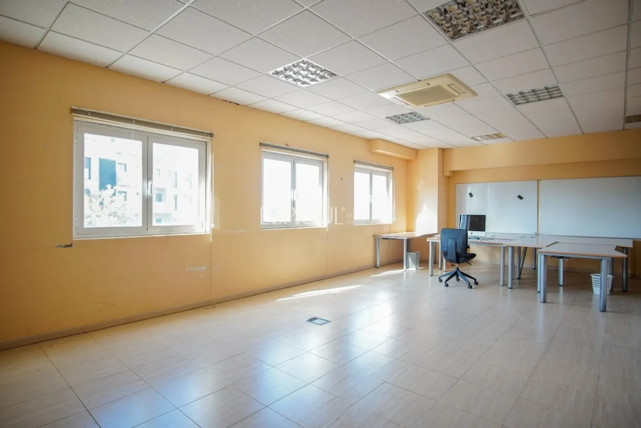 Bureau à louer à Domeny, Gérone.